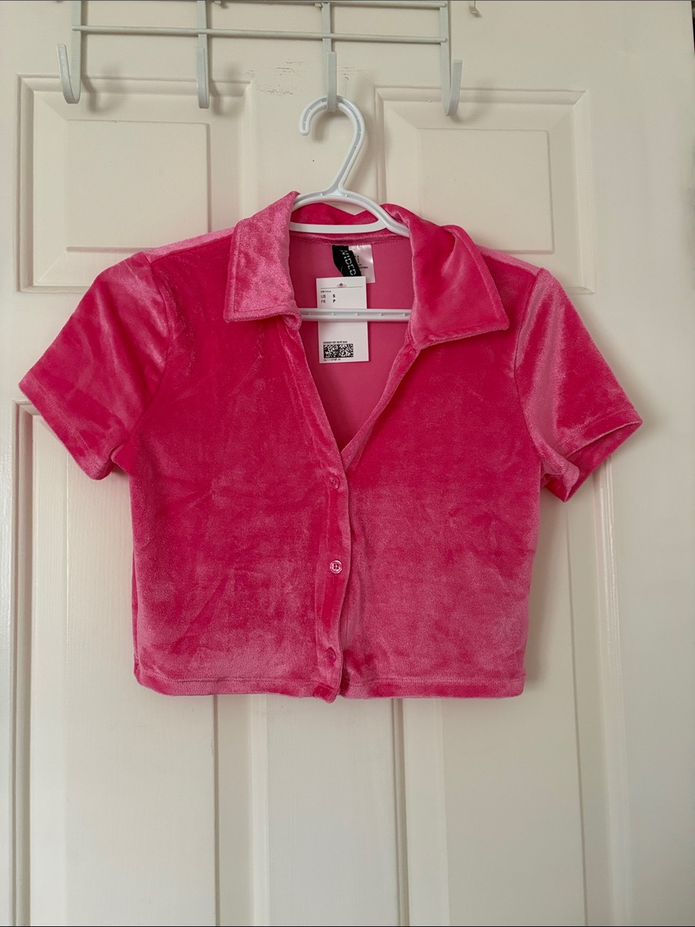 Divided Plush Short-Sleeve Button-Down Crop Top in Bright Pink | Small
